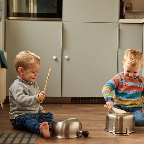 Illustratie bij: Vergeet speelgoed: volgens onderzoekers geeft dít keukenvoorwerp een boost aan de ontwikkeling van je kind