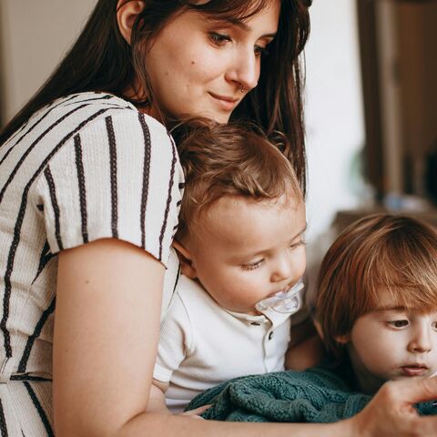 Illustratie bij: Onderzoek: smartphone vóór deze leeftijd vergroot risico op depressie, obesitas en slaapproblemen