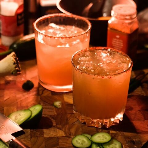 Illustratie bij: Waarom een date night thuis goud waard is voor je relatie