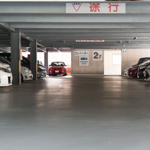 Illustratie bij: Kinderen in Rotterdam urenlang in de auto achtergelaten door ouders om avondje uit te gaan