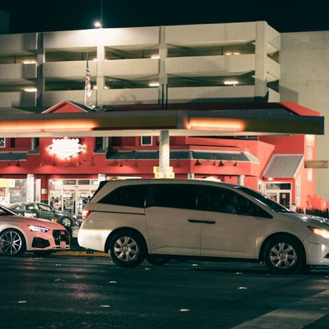 Illustratie bij: Tussen de Luiers en de Rijles: Hoe Je de Gezinsauto (en je Budget) op de Weg Houdt