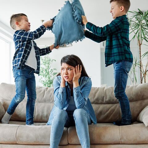moeder moe jongens zoon woonkamer