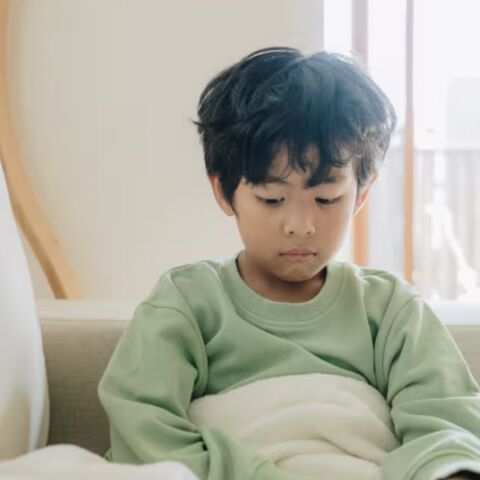Illustratie bij: Onderzoek: deze opvoedstijl lijkt onschuldig, maar zorgt juist voor een angstig kind