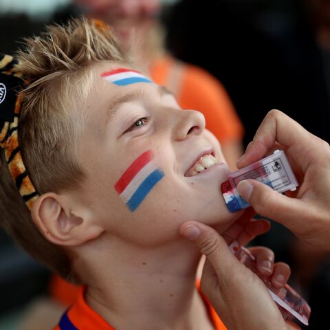 Illustratie bij: Wil je weten voor Koningsdag: zó blijven die rood-wit-blauwe vlaggetjes de hele dag perfect zitten