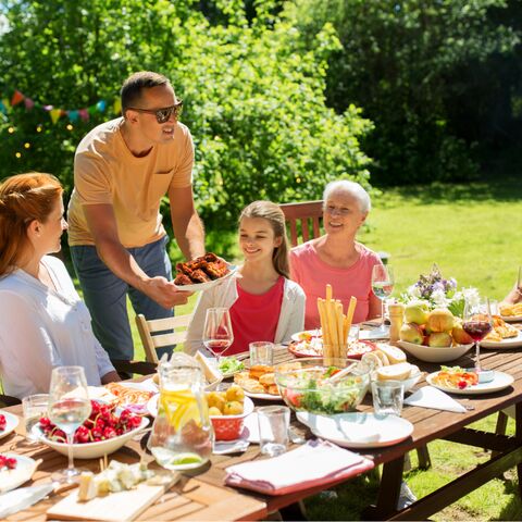 Illustratie bij: Samen met je gezin aan tafel eten: moet dat echt? Dit zeggen experts erover