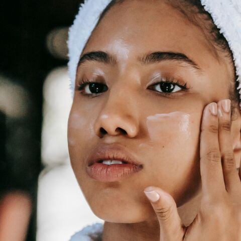 Illustratie bij: Dermatologen slaan alarm: stijgende klachten bij tieners door overmatige huidverzorging vanwege trends