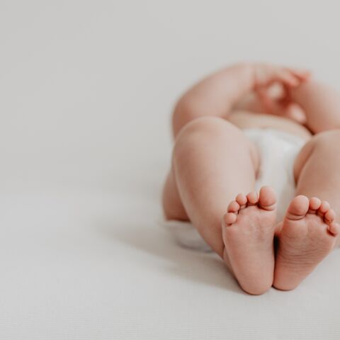 Illustratie bij: Dít is waarom jouw baby waarschijnlijk al lang toe is aan luierbroekjes – en hoe je ze gratis scoort!