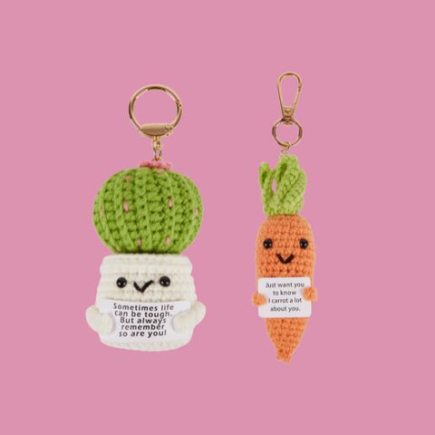 Illustratie bij: Van bag charm tot mini-knuffel: dit is waarom moeders én dochters massaal vallen voor de trinket-trend