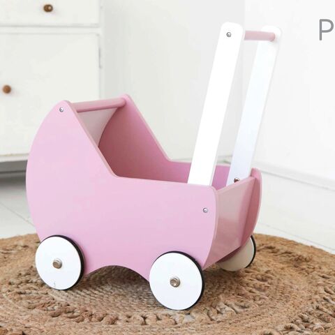 Illustratie bij: Winactie! Deze roze poppenwagen van Prénatal wil élke mini-mama hebben