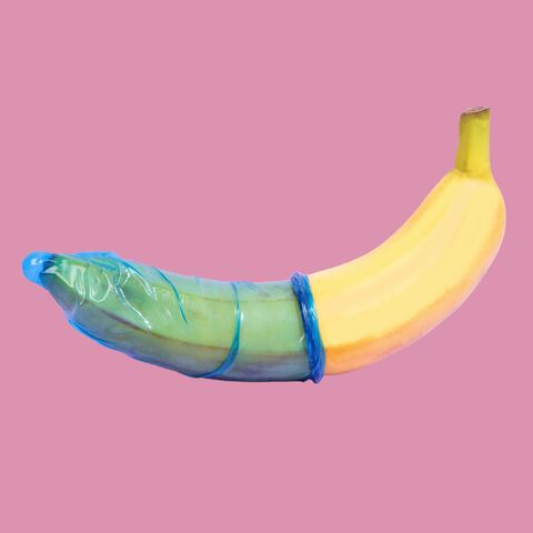 Illustratie bij: Mette: ‘Mijn vader kwam de woonkamer binnen mét het gebruikte condoom van mijn vriend in zijn hand’