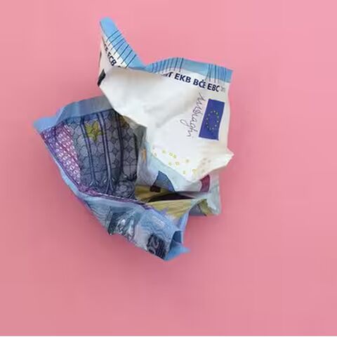 Illustratie bij: Elise’s date stuurde een Tikkie als wraak: ‘Hij werd dominanter, maar ik weigerde dit met hem te doen’