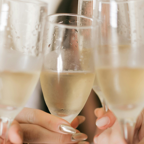 Illustratie bij: Zwangere influencer onder vuur na drinken champagne