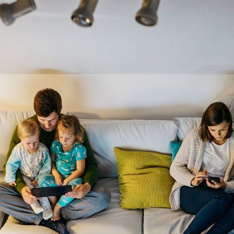 Illustratie bij: Nieuw onderzoek: sociale media hebben een onverwacht effect op ouders