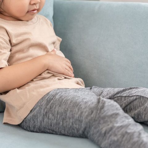 Illustratie bij: Nieuw onderzoek: dit alledaagse stofje kan de darmen van je kind blijvend beschadigen