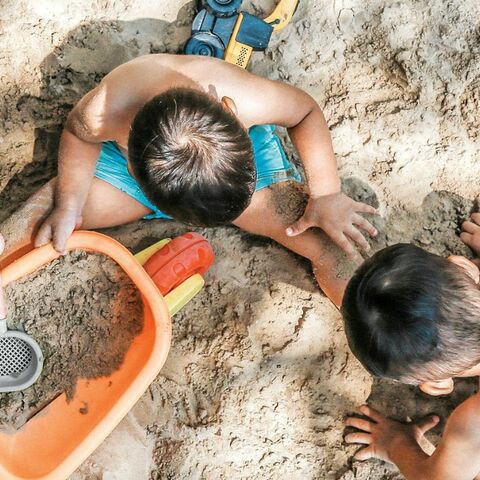 Illustratie bij: Kinderhulp luidt noodklok: waarom de zomervakantie voor veel kinderen de moeilijkste periode is