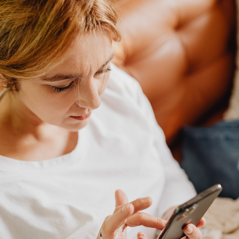 Illustratie bij: Wow: zoveel mensen checken stiekem de telefoon van hun partner, blijkt uit onderzoek