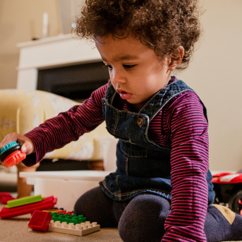 Illustratie bij: Nieuw onderzoek: kinderen die graag alleen spelen zijn soms gelukkiger dan je denkt