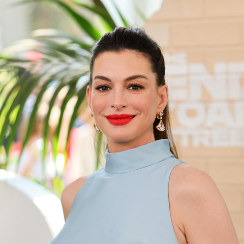 Illustratie bij: Actrice Anne Hathaway (43) reageert op geruchten over neppe babybuik