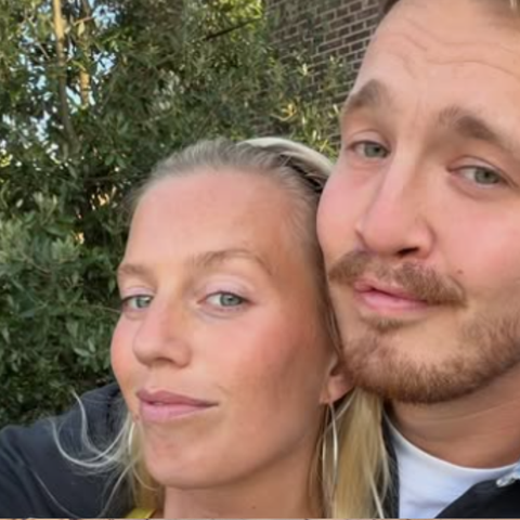 Illustratie bij: Rapper Snelle en zijn verloofde Sterre delen babynieuws: ‘Zwanger en zanger’