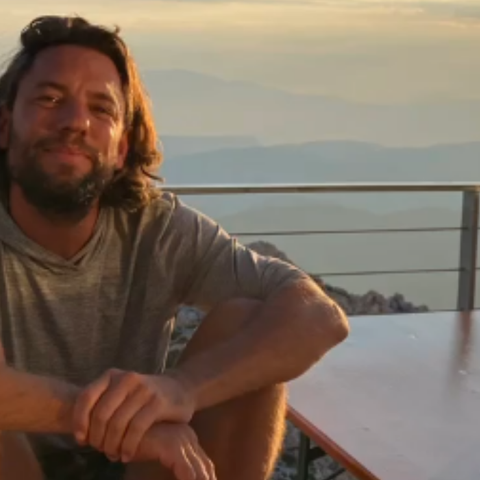 Illustratie bij: Thomas Dekker vol lof over partner Debby na verlies van hun kindje: ‘Fragiel voelt het soms’