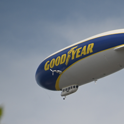 Illustratie bij: Kijktip met kids! Deze zeppelin vliegt dit weekend op slechts 300 meter hoogte over een deel van Nederland