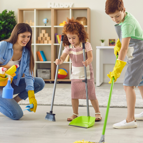Illustratie bij: Wie als kind thuis moest helpen schoonmaken, hanteert later vaak deze 7 opvallende huisregels
