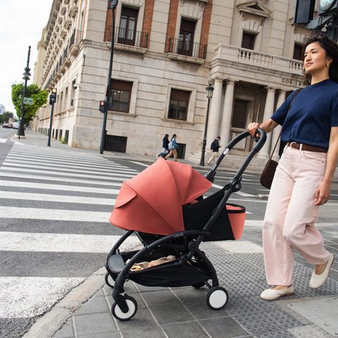Illustratie bij: Stokke komt met de YOYO⁵ kinderwagen en deze klap je gewoon met één hand in