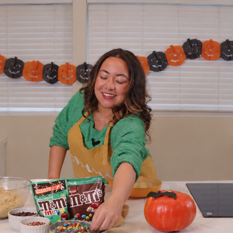 Illustratie bij: Halloween movie night? Deze griezelig lekkere snacks met M&M’S maken het feestje compleet