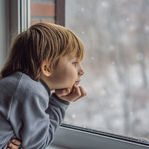 Illustratie bij: Voelde je je als kind vaak eenzaam? Deze 6 gewoontes kun je daar later aan overhouden