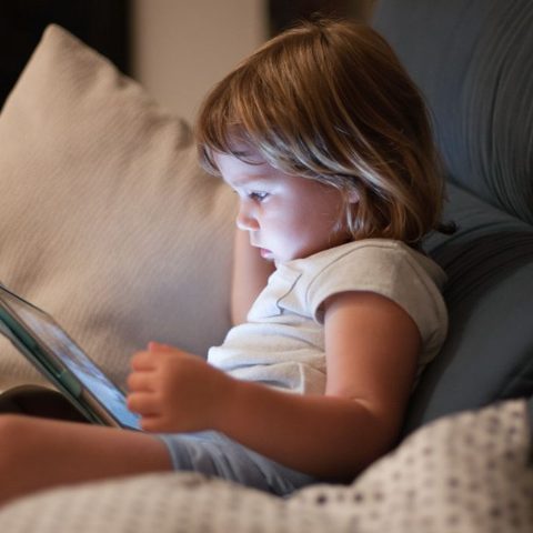 Illustratie bij: Dit is dé schermtijdfout die bijna elke ouder maakt (en hoe je ‘m voorkomt)