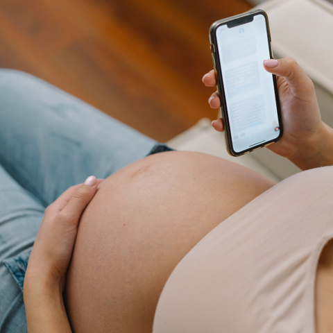 Illustratie bij: Zwanger en vaak op je telefoon? Dit ontdekten onderzoekers over de effecten op je baby