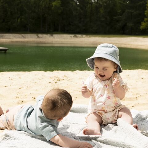 Illustratie bij: De zomer komt eraan: wat trek je je baby aan bij welke temperatuur?