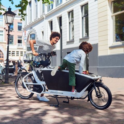 Illustratie bij: Je kinderen makkelijk en veilig vervoeren? Déze award winnende bakfiets moet je hebben