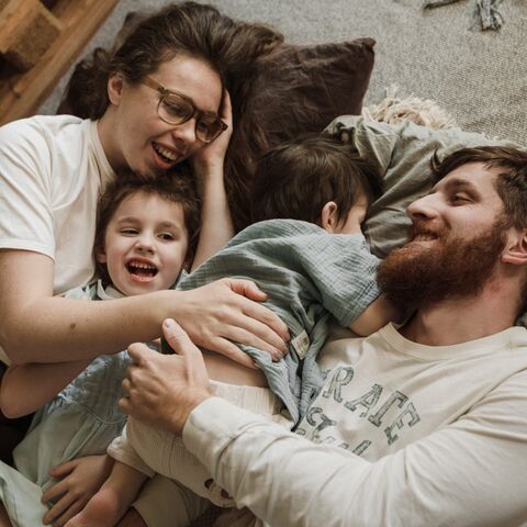 Illustratie bij: ‘Mijn kinderen eten elke avond op de bank en slapen bijna altijd bij ons in bed’