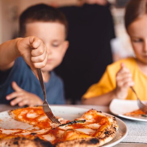 Illustratie bij: Weduwe met vier kinderen schrijft ijzersterke brief aan aso stel in restaurant