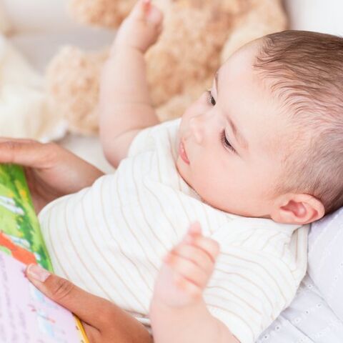 Illustratie bij: Waarom het goed is om boekjes voor te lezen aan pasgeboren baby’s