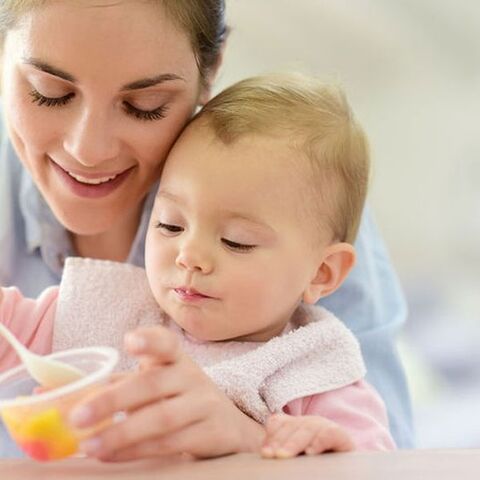 Illustratie bij: Babyvoeding: wanneer geef je wat?