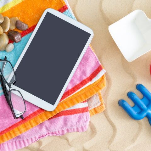 Illustratie bij: Geen gesjouw met boeken: dít zijn de fijnste E-readers voor op vakantie