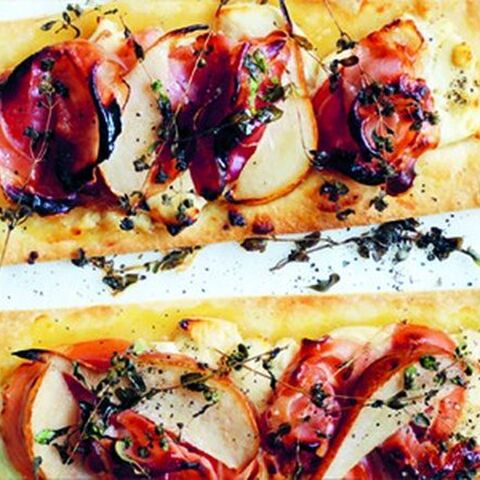 Illustratie bij: Recept: quiches met geitenkaas, peer en pancetta