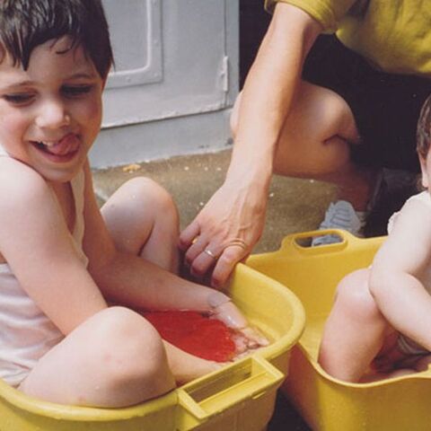 Illustratie bij: Fotoserie: volwassenen doen hun kinderfoto’s van vroeger na