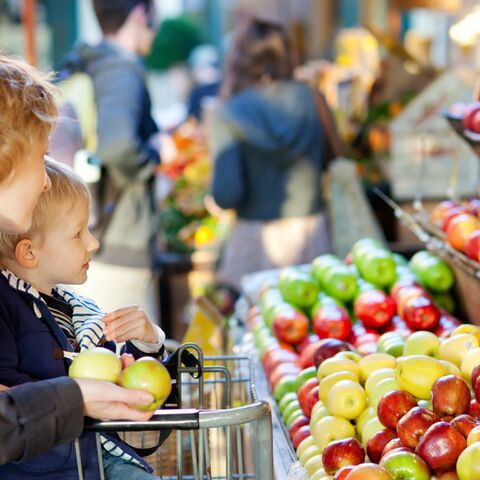 Illustratie bij: Dilemma: ‘Mag je kind in de supermarkt alvast wat eten voor het afrekenen?’