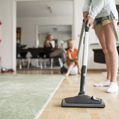 Illustratie bij: Onderzoek: 1,2 miljoen mensen maken de badkamer schoon in hun blootje