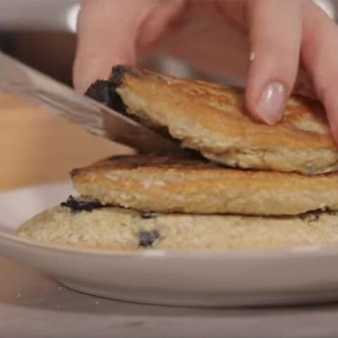 Illustratie bij: VIDEO: Verrukkelijke pannenkoeken met bosbessen en havermout