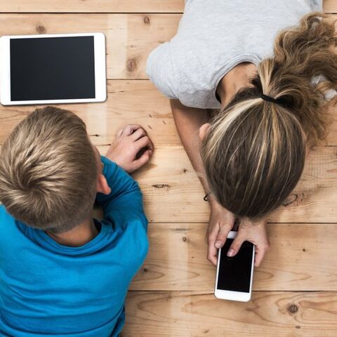 Illustratie bij: ‘Kinderen brengen meer tijd door op een scherm dan buiten’