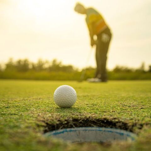 Illustratie bij: ‘Sinds mijn man zijn golfbewijs heeft, is hij altijd weg en zit ik alleen met de kinderen’