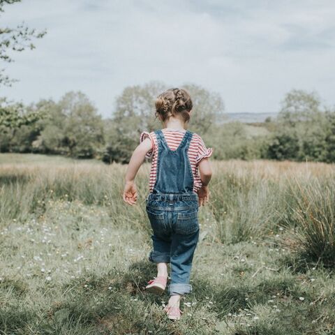 Illustratie bij: Deze fijne tuinbroeken wíl je voor je dochter