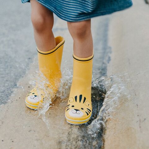 Illustratie bij: Spetters van kinderen: dít zijn de leukste regenlaarzen voor de kleintjes