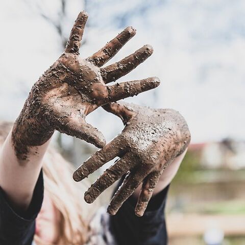 Illustratie bij: ‘Laat je kind maar lekker vies worden. Kleding, vingers en tenen kun je wassen’