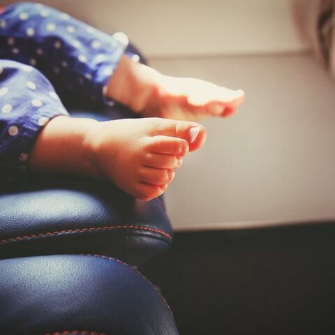 Illustratie bij: ‘Weiger je naast een baby te zitten in het vliegtuig? Blijf dan lekker weg’