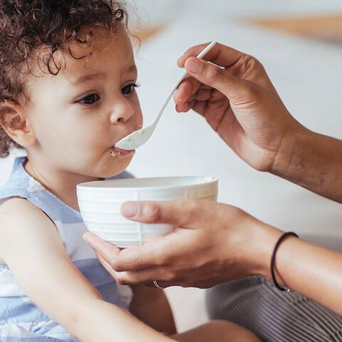 Illustratie bij: Ochtendstress? Zó zorgen deze moeders ervoor dat hun baby rustig kan ontbijten